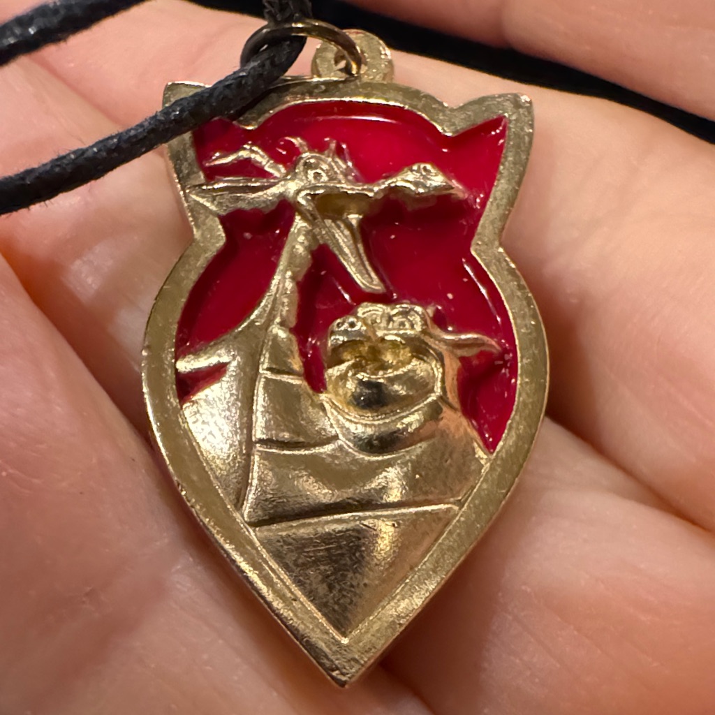 Vintage Red And Gold Quest For Camelot Devon Cornwall 1998 Pendant Necklace 10$